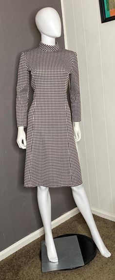 Vintage 1960's A-line Shift Dress, handmade no attached tags (please see measurements for best fit). Brown and White Houndstooth Check polyester fabric. Classic Mod style dress. Mock neck folds down with hook and eye at back. Back zip. Long sleeve. Knee length hem. Fitted at bodice with flair to skirt. In great condition, no major flaws found. Shown clipped on size 4/6 mannequin and unclipped on Curvy size 10 model. Measurements taken laying flat and doubled where appropriate. Shoulder : 14.5" S Mod Shift Dress, Size 10 Models, Mod Style, Dress Handmade, White Houndstooth, Mod Fashion, Dress Clothes For Women, Style Dress, Model Measurements