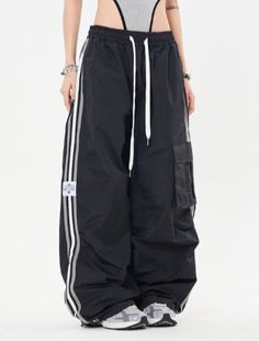 Add some serious swagger to your streetwear look with these Hip-hop street wide-leg pants. Oversize and ultra-cool, these pants will have you feeling fly AF. Take a break from your typical jeans and let the city streets be your runway! Plus Size Yoga, Pastel Goth Fashion, Baby Tees Y2k, Cargo Skirt, Plus Size Bra, Pantalon Large, Printed Denim, Take A Break, City Streets