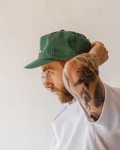 Green Hat Outfit Men, Men's Poses, Cap Outfit Men, Appreciate The Small Things, Layering Hoodies, Cap Outfit, Overalls Men, Hipster Man, Street Fashion Men Streetwear