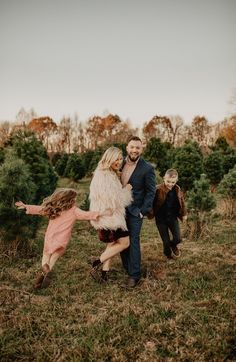 Family session in a tree farm | outfit inspo | what to wear for pictures | perfect Christmas Card outfit Creative Family Photoshoot, Modern Family Outfits, Family With 2 Kids, Christmas Card Outfits, Christmas Tree Farm Pictures, Tree Farm Pictures, Tree Farm Photo Shoot, Christmas Tree Farm Photo Shoot, Farm Outfit