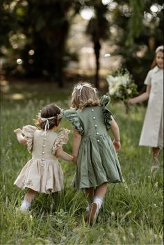 Linen Flower Girl Dress, Sage Green Flower Girl Dress, Communion Photoshoot, Green Flower Girl Dress, Beach Flower Girl, Wedding Running, Beach Flower Girls, Beach Flower Girl Dresses, Boho First Birthday