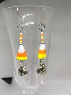 Cute dangle earrings with a glass candy corn bead and tiny resin beads in orange, yellow and white. A nickel and lead free pumpkin charm hangs below. Great for halloween or fall outfits. Holiday Beaded Jewelry, Corn Bead, Creepy Earrings, Dragon Designs, Blossom Bracelet, Pink Heart Earrings, Earrings Fall, Beads Charm, Earrings Halloween