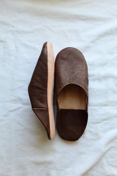 Leather Working Projects, Organic House, Brown House, Earth Shoes, Mens Leather Sandals, Organic Living, Shoes Handmade, Sewing Leather, Leather Slippers