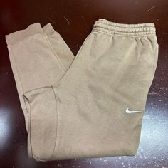 Nike Mens Tan Elastic Waist Standard Fit Pockets Tapered Leg Sweatpants Size Xl Brand: Nike Department: Men Size: Xl Color: Tan Type: Pants Style: Sweatpants Pattern: Solid Theme: Sports Occasion: Activewear Season: All Season Features: Elastic Waist, Comfort Condition: New With Tags I Offer Discounts For All Return Customers. - Jvs Nike Cotton Joggers With Pockets, Nike Cotton Pants With Pockets, Nike Casual Joggers With Side Pockets, Nike Beige Cotton Bottoms, Beige Nike Cotton Bottoms, Casual Brown Sweatpants With Pockets, Brown Athleisure Pants With Pockets, Nike Casual Solid Color Pants, Casual Nike Pants In Solid Color