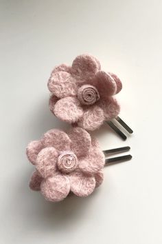 These cute clips are perfect alone or in a pair. The flower is felted wool and the clips is a strong two prong clip that will work in even the smallest amount of hair.  Each flower is 4cm wide. Choose from a variety of colours. Mix and match.  Felt Flower Clip. Flower Hair Clip. Felt Clip. Baby Hair Clip. Rose Hair Clip. Felt Hair Flower. Accessory for Girls. Toddler Hair Clip,Newborn baby headband, purple pink gold glitter felt rose flower on nylon hair clip, custom, baby, girl, gift, hospital, Flower Girl Hair Clip, Hair Clips Flower, Felt Rose, Felt Hair Accessories, Flower Girl Hair, Easter Hair Bows, Pigtail Bows, Felt Roses, Rosa Gold