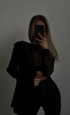 Edited @nouvele_fusion Mirror Selfie Poses, Selfie Poses Instagram, Girl Inspiration, City Style, Selfie Poses, Minimal Fashion, Daily Outfits, Classy Outfits