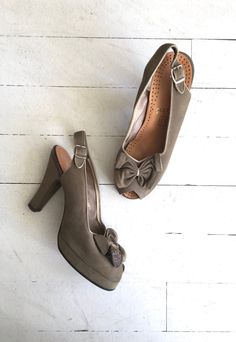 "Vintage 1940s shale grey brushed leather platforms with peeptoe, cork-filled structured bows at the toebox, back ankle strap and brand new insoles! --- M E A S U R E M E N T S --- fits like: us 6 | euro 36.5 | uk 3.5 insole: 9.25\" ball: 3\" heel: 4\" with 1\" ball platform brand/maker: n/a condition: a scuff on the inside of the one toebox ★ layaway is available for this item ➸ more vintage footwear http://www.etsy.com/shop/DearGolden?section_id=5800174 ➸ visit the shop http://www.DearGolden.e Vintage Leather Heels With Bow, 40s Shoes, Classic Couture, 1940s Shoes, Shale Grey, 1940s Style, Vintage 40s, 40s Fashion, Retro Clothing