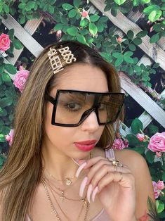 Big Sunglasses, Stylish Glasses, Streetwear Fashion Women, Square Sunglasses Women, Fashion Sunglasses, Hosiery, Streetwear Fashion, Sunglasses Women, Square Sunglass