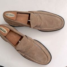 New Men’s Sperry Topsiders Tan Suede Loafers Gold Cup Collection Perfect Condition Never Worn Classic Style Beautiful Stitching Brand Known For Excellence, Comfort And Quality Craftsmanship Size 9 1/2 M *Shoe Trees Used In Photos Not Included* Beige Moccasins For Business, Vintage Loafers With Stitched Sole And Moc Toe, Beige Oxfords For Business, Casual Almond Toe Goodyear Welted Loafers, Classic Beige Loafers With Brogue Detailing, Vintage Slip-on Loafers For Business Casual, Vintage Wingtip Moccasins For Work, Vintage Moccasins With Rubber Sole For Work, Vintage Workwear Moccasins With Rubber Sole