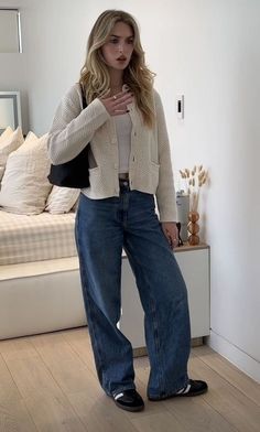 20 Degrees Outfit Weather, Street Style Winter Outfits, Fall Outfit Casual, Blue Baggy Jeans, Winter Workwear, Layering Ideas, Big Jeans, Winter Date Night, Winter Date Night Outfits