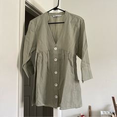 Brand New Never Worn Cute Tops With Button Closure For Spring, Spring V-neck Shirt For Brunch, Casual V-neck Shirt For Brunch, Cute Long Sleeve Tops For Daywear, Spring Cute Blouse With Buttons, Cotton Button-up Shirt For Brunch, Casual 3/4 Sleeve Shirt For Day Out, Casual Linen Blouse For Brunch, Everyday Long Sleeve Summer Tops