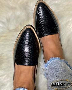 Black Loafers Women's, Summer Shoes Wedges, Arm Candies, Loafers Online, Black Dress Shoes, Low Heel Sandals, Ankle Strap Wedges, Platform Loafers, Pointed Toe Heels