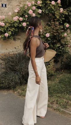 Greece Outfit Women, European Fashion Women Classy, Strapless Summer Outfits, Outfits To Wear In California Summer, European Outfits September, Conference Outfit Summer, Coastal European Outfits, Europe In The Spring Outfits, Canada Outfit Ideas Summer