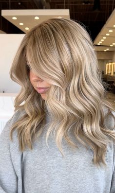 Autumn Blonde Hair Color Trends, Blonde Hair Color Ideas For Fair Skin, Trendy Hair Colors 2024, Sandy Blonde Hair With Highlights, Teddy Bear Bronde Formula, Solid Hair Color Ideas, Fall Blonde Highlights, Blonde Hair For Fall, Winter Blonde Hair