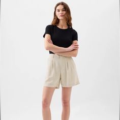 Gap 5" High Rise Linen-Blend Pleated Shorts. New With Tags! Color: Bedrock Beige. Size 4. Trouser Shorts Outfit, Pleated Shorts Outfit, Beige Shorts Outfit, Uniqlo Women Outfit Casual, Khaki Shorts Outfit, Linen Shorts Outfit, Summer Office Wear, Work Outfit Office, Wardrobe Goals