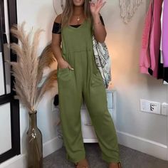 Olivia Mark - Stylish Sleeveless Loose-Fit Jumpsuit with Wide Neckline for Casual Comfort Jumpsuit With Tshirt, Jumpsuit Styling, Loose Fit Jumpsuit, Jumpsuit Fall, Cozy Fall Outfits, Elastic Waist Pants, Tapered Pants, Sleeveless Jumpsuits, Cozy Fall