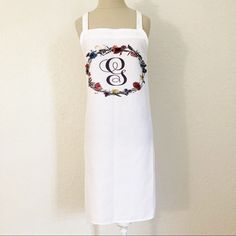 a white apron with the letter g on it