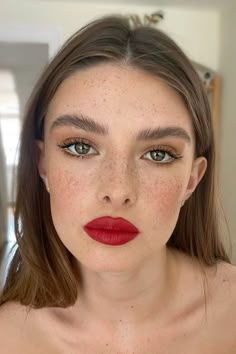 70s Makeup Look, Red Lipstick Makeup Looks, Gorgeous Bridal Makeup, Ideas Maquillaje, Red Lips Makeup Look, Thick Eyelashes, 70s Makeup, Jerry Hall, Red Lipstick Makeup