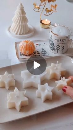 Make Christmas Candles, Diy Christmas Candles, Advent Decorations, Christmas Candles Diy, Candle Workshop, Snowflake Candles, How To Make Snowflakes, Make Candles, Candle Diy