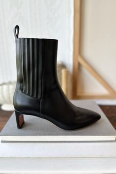 Lou Ankle Boot 2 - Black Leather Shape Wear, Minimalist Wardrobe, Walking Boots, Denim Shoes, Pull Tab, Leather Cover, Beautiful Shoes, Low Heels, Leather Heels