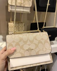 Classy Purses, My Style Bags, Luxury Bags Collection, Aesthetic Bags, Handbag Essentials, Purse Coach, Girly Bags, Fancy Bags