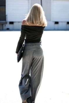 Bare Shoulders and Wide Legs Plain Top Outfit, Bare Shoulders, Plain Tops, Wide Legs, Parachute Pants, Outfit Inspirations, Wide Leg, Top Outfits, Pants