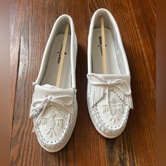 Minnetonka White Leather Moccasin/Slip On Shoes Loafers New Condition Size 9 White Moccasins, Minnetonka Slippers, Slipper Shoes Women, Black Moccasins, Black Leather Ballet Flats, Moccasins Women, Minnetonka Moccasins, Suede Moccasins, Black Leather Flats