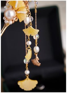 Product Name: Yellow Ginkgo Leaf Hairpin Embedded Beads: Acetate Ginkgo Leaf (Plastic), Freshwater Pearls, White Crystal, Simulated Mabe Pearl Metal Material: Brass with Color-Retaining Gold Plating Detailed Dimensions: Flower Face: 7*4 cm, Tassel Length: approx. 10.2 cm, U-Shaped Pin Length: 11.5 cm, Flat Pin Length: 12.5 cm Product Description: This hairpin features two tassels with adjustable loops, one longer and one shorter, allowing for customizable styling. The metal ginkgo leaf part is i Flower Face, Mabe Pearl, Ginkgo Leaf, White Crystal, Metal Material, Hanfu, Gold Plating, Fresh Water, Hair Pins