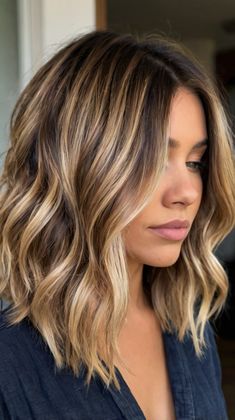 Revamp Your Look with Caramel Balayage Long Bob Lob Haircuts with Balayage 🍃 Light Hair Colour Ideas, Short Bob Brunette, Long Bob Hairstyles For Fine Hair, Baby Lights Hair Blonde, Balayage Long Bob, Haircuts With Balayage, Haircuts Balayage, Long Angled Bob Hairstyles, Long Lob