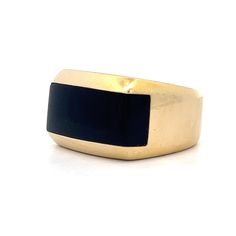 Designed by Di Modolo, this men's right hand ring in 18 karat yellow gold features a striking black onyx slab as its centerpiece. The deep, rich hue of the onyx contrasts beautifully with the warm gold, creating a bold visual effect. The ring's chunky band with squared-off edges adds to its robust and sophisticated design. Ideal for both special occasions and everyday wear, this black onyx ring is a standout accessory. Modern Black Enamel Rings For Formal Events, Modern Black Enamel Rings For Formal Occasions, Modern Yellow Gold Signet Ring With Black Enamel, Modern Onyx Signet Ring With Polished Finish, Modern Onyx Rings For Formal Occasions, Modern Yellow Gold Onyx Signet Ring, Modern Black Rings For Formal Occasions, Modern Black Signet Ring With Polished Edges, Formal Black Rings With Polished Edges