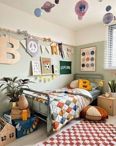 a child's bedroom decorated in green and orange