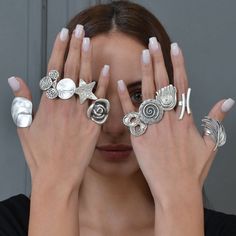 ❀ I made this hammered circles ring for you, to make you look elegant. A Silver wide band that can fit perfectly to all styles. You will look elegant when you wear this antique silver ring. adjustable bold ring stands out with flashy designs. If you have a modern and rebellious style, this rock style ring is for you. ❀ It is a circle ring with sterling silver plated matte finish. ❀ All the women's chunky rings are adjustable in the back. Rings are easy to adjust and would fit fingers size US 4 a Boho Jewelry Bracelet, Minimalist Silver Ring, Huge Rings, Chunky Silver Rings, Antique Silver Rings, Silver Rings Simple, Modernist Ring, Large Bracelet, Bold Rings