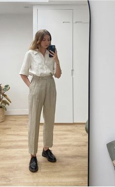 Semi Formal Mujer, Oxfords Outfit, Brittany Bathgate, White Shirt Women, Oxford Shoes Outfit, Loose Shirt, Stylish Work Outfits, Casual Work Outfits, 가을 패션