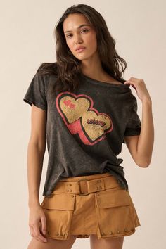 Love Me Vintage-Wash Graphic Tee - ShopPromesa Tv Nook, Blusas Top, Chic Over 50, Retro Tee, Vintage Canvas, Power Girl, Love Me, Shirt Outfit, Round Neckline