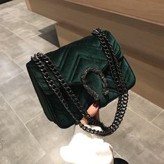 SPECIFICATIONSStyle: LadyShape: BaguettePlace Of Origin: ZHE JIANG ProvincePattern Type: SolidOrigin: CN(Origin)Occasion: BusinessModel Number: DBA154Main Material: VelvetLining Material: PolyesterHardness: HARDGender: WOMENExterior: Solid BagClosure Type: COVERBrand Name: Boare Morts Specification: Material: Velvet,PU leather Size: 23*18*10 cm / 9.05*7.09*3.94 inch Color: Red,Green,Black,Brown Straps: 1 Usage: Shoulder Bag, Crossbody bag Applicable: Women Occasions: Casual, Daily, Shopping, Tra Retro Handbags, Vintage Crossbody Bag, Women Chain, Bag Elegant, Messenger Handbags, Leather Bag Women, Women Wholesale, Velvet Bag, Women Leather