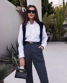 Nika Mariana, Women In White Shirt, Business Woman Style, Outfits For Japan, Corporate Outfit, 80s Outfits, Winter Work Outfits, Business Dress Women, Elegant Classy Outfits