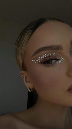 Black Makeup With Gems, Makeup Piedras, Simple Gem Makeup, Editorial Make-up, Make Up Designs, Rhinestone Makeup, Carnival Makeup, Rave Makeup, Beauty Make-up