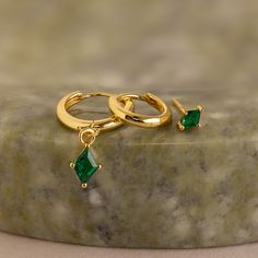 Celebre una ocasión especial con nuestro juego de aretes con dijes de esmeralda, que incluye tres aretes únicos con piedras preciosas de esmeralda que complementan cualquier atuendo. Las esmeraldas verdes vibrantes simbolizan la renovación y el crecimiento, ¡perfectas para agregar un toque de color y mística!

 Este anuncio se puede comprar como un juego de 3 aretes individuales o como un juego completo de 3 pares de aretes (Ahorre 10%). Puede elegir la opción que desee en el menú desplegable. Green Dangle Hoop Earrings For Anniversary, Green Gold Plated Earrings Fine Jewelry, Gold Emerald-cut Earrings For May Birthstone, Gold Emerald-cut May Birthstone Earrings, Gold Emerald Cut Earrings For May Birthstone, Emerald Green Earrings For Anniversary, Gold Emerald Cut Emerald Earrings, Gold Emerald-cut Emerald Earrings, Fine Jewelry Emerald Hoop Earrings In Green