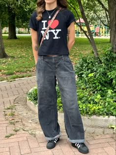 gf fit 2000 Tomboy Outfits, Proportionate Outfits, 80s Baggy Clothes, How To Style Basic T Shirt, I Love Shirt Outfit, Gay Outfits Women Masc, Tomboy Jeans Outfit, Tomboy Outfit Aesthetic, Mac Demarco Aesthetic Outfits