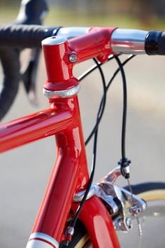 the handlebars on this red bike are clearly visible