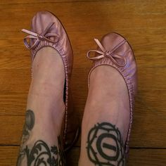 This Is A Brand New Pair Of Adorable Sidekicks Ballet Flats In Metallic Pink. They Are Size Medium, Which Fits A 7-8. I Think They Fit A Mostly Like A 7. Brand New, Never Worn. They Fold Up And Store Inside The Matching Pouch For When You're On The Go! Polka Dot Flats, Glitter Ballet Flats, Pointed Ballet Flats, Metallic Ballet Flats, Loeffler Randall Shoes, Leather Loafers Women, Nude Flats, Ballerina Shoes Flats, Leather Loafer Shoes