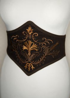 "The Spicy Garden" Do you like corsets but also like feeling comfortable in your clothes? This belt is made for you! This is an embroidered elastic waist cincher, made of quality linen. Steel bones on the front of the belt provide support and give the illusion that it is a real corset. The sturdy elastic that makes up the back of this accessory provides greater sheathing than a classic belt and will adapt perfectly to your size. The embroidered pattern was created in our workshop for this unique Embroidered Corset Belt, Waist Cincher Outfit, Corset Belt Pattern, Waspie Corset, Unique Corset, Embroidered Corset, Fair Outfits, Classic Belt, Waist Corset