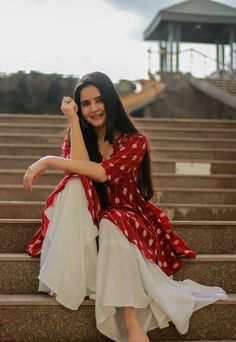 Poses On Kurti Plazo, Poses For Sharara, Photo Pose In Traditional Wear, Sharara Dress Poses, Pose Ideas In Traditional Dress, Photography Poses In Traditional Wear, Indian Dress Photoshoot Ideas, Poses For Sharara Dress, Poses In Plazo Suit