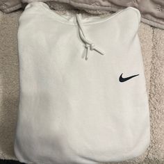 Brand New Never Worn White Nike Hoodie, No Spots Or Stains Lulu Define Jacket, Nike Hoodie Outfit, Hello Kitty Stuff, Hoodies Nike, Nike Hoodies For Women, Nike Hoodies, Babies Christmas, Got2b Glued, White Nike Hoodie