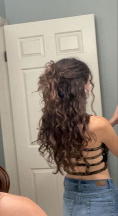 Prom Hairstyle, Vlasové Trendy, Curly Hair Styles Easy, Hairdos For Curly Hair, Hair Stylies, Curly Hair Inspiration, Curly Girl Hairstyles, Hair Stylist Life, Easy Hairstyles For Long Hair