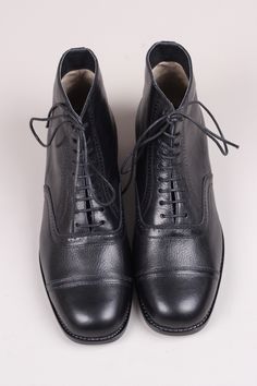 This classic-look ankle boot for men features full-grained, dyed, structured leather with a leather outsole, inspired by styles from the 1920s and 1930s. The boot has a square-toe cap, decorative brogue details and cotton shoe laces. The outsole is made of leather and with off-white stitchings. The heel is 3 cm high and with a rubber sole. Inside with leather insole making them breathable. Soft padded silicone inserts under the insole provide great comfort. The boots have a casual everyday look, Vintage Lace-up Cap Toe Boots With Leather Sole, 1930s Mens Shoes, Wingtip Leather Sole Lace-up Boots For Derby, Vintage Ankle Lace-up Boots With Reinforced Toe, Vintage Semi-formal Moc Toe Leather Shoes, 1930s Shoes, Boot For Men, 1950s Shoes, 30s Style