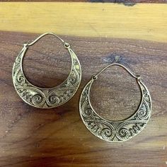 These medium sized hoop earrings are super lightweight. Great for all occasions.Approx 1.5” diameter (3.8cm)One side is overlayed with the spiral design and the other plainBrass, wire is 20 gauge, half-hard brassorSilver-Plated, wire is 20 gauge, half-hard 925 sterling silver Medium Hoop Earrings, Grass Valley, The Spiral, Macrame Earrings, Spiral Design, Pretty Earrings, Ceramic Beads, Heart Beads, Earrings Photo