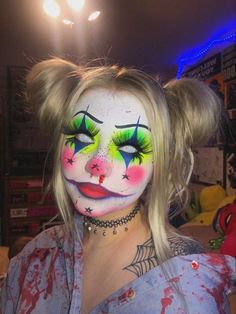 Scary Colorful Clown Makeup, Beauty Clown Makeup, Clowns Costume Women, Green Clown Makeup Halloween, Women Clown Halloween Costume, Clown Creepy Makeup, Halloween Clown Face Paint, Orange And Black Clown Makeup