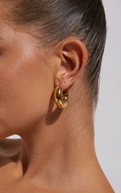 Make a statement with our Lola Chunky Half Hoop Earrings in Gold. These stunning earrings are the perfect addition to any casual outfit, adding a touch of glamour and sophistication that will make you stand out from the crowd. Crafted from high-quality materials, these gold hoop earrings are comfortable to wear all day long, making them a versatile accessory for any occasion.Whether you're dressing up for a night out or keeping it simple with jeans and a t-shirt, our Lola Chunky Half Hoop Earrin Jewelry Earrings Aesthetic, Chuncky Gold Hoop Earrings, Good Quality Earrings, Thick Hoops Earrings, Gold Earring Hoop, Big Chunky Gold Hoop Earrings, Statement Accessories Outfit, Big Chunky Earrings, Gold Hoops Chunky