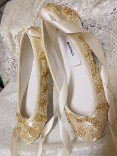 Champagne/Gold flat shoes I meticulously designed these beautiful shoes fit for a real princess on her wedding day I hand dyed and hand embellished them, these are not found in stores I used beautiful first class elements: gold Venice lace trim, silver Swarovski crystals, glass pearls, reversible ribbon. US Adult Sizes: 5, 5.5, 6, 6.5, 7, 7.5, 8, 8.5, 9, 9.5, 10, *11 & *12 and W Wide width from 6W - 10W, *11W, *12W *Size 11 & 12, Wide or Regular width are an extra $15.00. Please contact Closed Toe Wedding Shoes With Ribbon, Embellished Round Toe Wedding Shoes For Ceremony, Cream Lace-up Wedding Shoes For Ceremony, Gold Flat Shoes, Gold Garter, Gold Shoes Flats, White And Gold Shoes, Era Victoria, Champagne Shoes